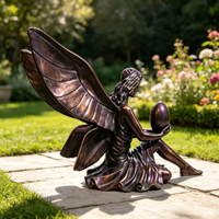Statuette de gardien ailé en bronze tenant un ornement en forme d'œuf, OEM ODM, taille et couleur personnalisées pour la décoration de musées commémoratifs et de galeries