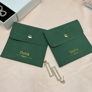 Bolsa de Joyería de Microfibra Verde JUNE con Logotipo Personalizado en Hot Stamping, Bolsa de Regalo con Botón Dorado y Almohadilla Interior - Product Image 3