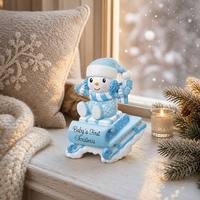 Baby Schneemann Schlitten Weihnachtsanhänger aus Harz mit Ohrenschützern, Schal, Strickmütze, sitzendem Läufer, Kinderzimmer, Pastell, Hohe Qualität