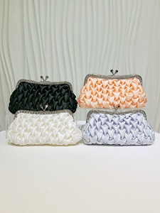 Nuevo Bolso de Mano Mini, Elegante y Portátil, para Cenas Formales, Románticas, con Cierre de Beso, Plisado, de Satén - Product Image 1