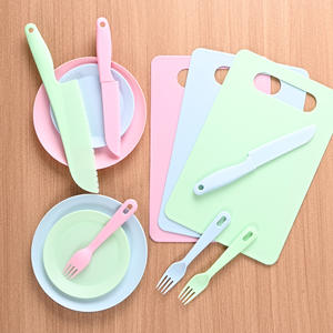 Juego de cuchillos de plástico seguros para niños en edad preescolar de 2 a 4 años, color azul, con tabla de cortar y tenedor. - Product Image 5