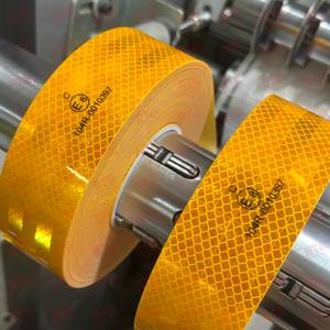 Cinta Reflectante Amarilla para Camiones de 2 Pulgadas x 45.7 m, Marca E 104R, Estándar Europeo, Rollo de Pegatinas Reflectantes Rojas y Blancas DOT-C2 para Vehículos Largos - Product Image 4