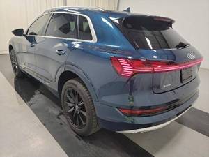ราคาดีที่สุด รถอีทรอน SUV มือสองพรีเมียม ภายในสีเข้ม เบาะหนัง เครื่องยนต์ขับเคลื่อนสี่ล้อ ล้อแม็ก R18 เกียร์อัตโนมัติ 8 สปีด อะลูมิเนียม - Product Image 3