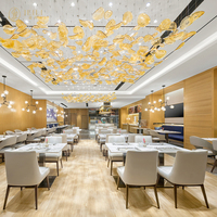 Meubles de restaurant d'hôtel modernes de luxe sur mesure, chaises en velours à pieds dorés, banquettes, sièges, tables à motifs marbrés, ensembles de projets