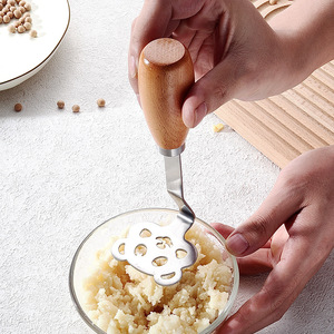 Écrase-pommes de terre manuel en acier inoxydable 304 en forme d'<span class=keywords><strong>ours</strong></span> avec manche en bois, outil pour purée de patate douce et aliments pour bébé, presse-<span class=keywords><strong>ail</strong></span> de cuisine - Product Image 2