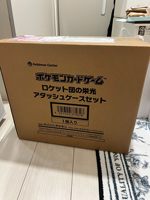 Sv10 TEAM ROCKET BRIEFCASE Boîte de cartes à collectionner Pokémon Anime Mystery Booster Packs pour les vendeurs de cartes en direct et les cartes à ouverture virale