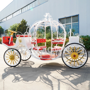 Carrosse électrique en fer forgé blanc avec roues dorées pour cérémonie de mariage et séance photo - Product Image 1