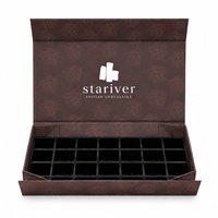 Individuell Gestaltete Braune Faltbare Magnetische Schokoladen-Geschenkbox mit Schwarzem Gittereinteiler und Weißem Logo für Lebensmittelverpackungen