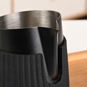 Brocca per Montare il Latte in Acciaio Inox Nera da 350ml, Brocca per Schiumare il Caffè <span class=keywords><strong>Espresso</strong></span>, Brocca per Latte Art, Brocca per Cappuccino - Product Image 5