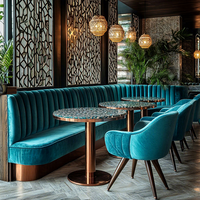 Ensemble de meubles de luxe pour café, restaurant, canapé en velours bleu incurvé, tables rondes à plateau texturé et fauteuils assortis