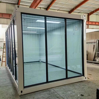 Maison conteneur préfabriquée en acier sur mesure, à montage rapide, avec mur-rideau en verre, pour bureau, atelier ou habitation isolée.
