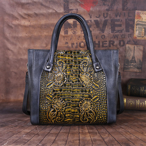 Sac à main Ando en cuir de vache véritable pour femme, sac fourre-tout vintage à motif floral en relief, sac à bandoulière - Product Image 1
