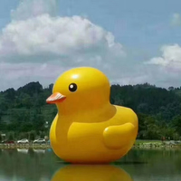 Publicité géant jaune énorme canard jaune gonflable canard en caoutchouc gonflable dans le lac ou la terre pour la propagande
