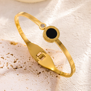 Bracelet ouvert en acier inoxydable noir, élégant et simple, avec chiffres romains, vente en gros - Product Image 1
