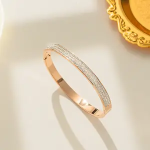 Pulsera de joyería de oro rosa de acero inoxidable de moda Popular brazalete con incrustaciones de circón de tres filas personalizado para mujer
