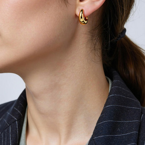 Pendientes de Aro en Forma de <span class=keywords><strong>C</strong></span>, Minimalistas y Modernos, Hipoalergénicos, de Acero Inoxidable, Resistentes al Agua, Chapados en Oro de 18k, No se Deslustran - Product Image 4