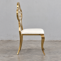 Chaise de banquet en acier inoxydable doré avec découpe florale au dos et assise en cuir PU