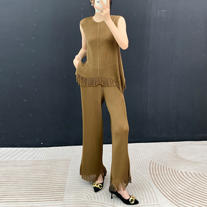 Nuevo conjunto de dos piezas de pantalones rectos con flecos y top informal sin mangas plisado de PY Miyake, ropa de mujer moderna y ajustada. - Product Image 3
