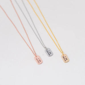 Collier tendance en acier inoxydable plaqué or 18 carats avec pendentif rectangulaire personnalisé gravé d'un message inspirant, collier avec pendentif Amour pour femmes - Product Image 2