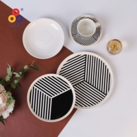 Service de table en porcelaine fine rayé noir et blanc personnalisé, avec bordure dorée géométrique, assiettes, bols et tasses en céramique