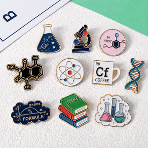Pins en émail personnalisés sur le thème de la science, motif microscope, <span class=keywords><strong>ADN</strong></span>, table périodique, badge en émail souple pour les travailleurs de laboratoire et les enseignants - Product Image 1