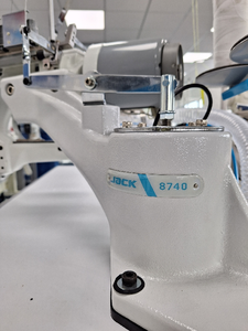 Machine à coudre industrielle Jack 8740C 4 aiguilles 6 fils - Interlock à point plat, idéale pour la confection de vêtements de haute qualité - Product Image 3
