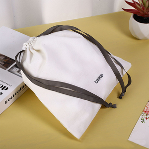 ถุงของขวัญเครื่องสำอางแบบมีเชือกผูก ทำจากผ้าฝ้ายออร์แกนิคสีขาว ยี่ห้อ Zenos พร้อมสกรีนลาย สำหรับใส่แชมพูและเครื่องสำอาง - Product Image 2