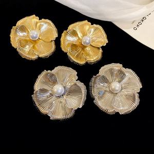 Boucles d'oreilles clous marguerites vintage plaquées or 18 carats avec zircon et motif floral en alliage de zinc pour femmes, idéales pour les fêtes et les amis - Product Image 1