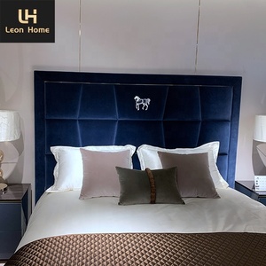 Cama Doble King Size de Diseño Italiano de Lujo Posmoderno para Dormitorio - Product Image 3