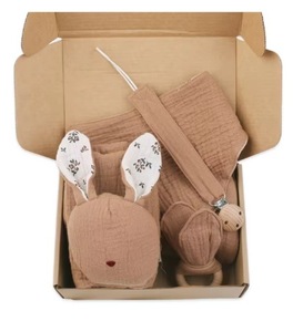 Coffret Cadeau de <span class=keywords><strong>Naissance</strong></span> 5 Pièces pour Nouveau-Né en Interlock de Printemps, Comprenant <span class=keywords><strong>Couverture</strong></span> et Bavoirs en Mousseline, et Accessoires pour Bébé - Product Image 3