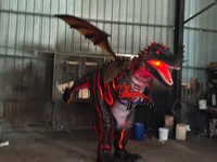 Costume de dragon réaliste avec yeux lumineux à LED, corps et bouche avec effets de lumière de feu pour événements de parcs à thème