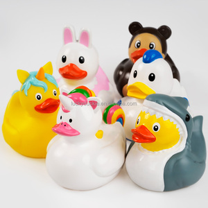 Regalo promocional 3 PULGADAS A granel amarillo goma patos vaquero Egipto plástico esquí PVC unicornio <span class=keywords><strong>flotador</strong></span> personalizado tiburón pato baño juguetes bebés - Product Image 3