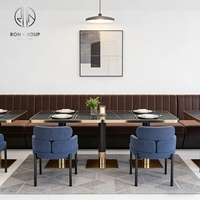 Ensemble de mobilier moderne de luxe en pierre frittée carrée et velours pour hôtel, café et restaurant : banquette, table et chaises