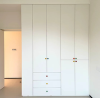 Armoires modernes sur mesure en bois massif avec portes battantes, finition peinte, charnières réglables, emballage avec protection des bords