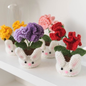 Planta de claveles tejida a mano en maceta, muñeco de ganchillo de hilo terminado, regalo de San Valentín y Navidad, adorno moderno para escritorio. - Product Image 5