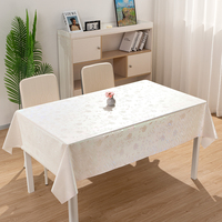 Nappe rectangulaire RNPT en tissu nacré irisé champagne à motifs floraux subtils, facile à nettoyer