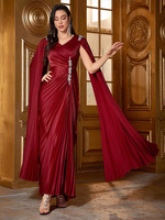 Abaya en satin plissé bordeaux pour femmes musulmanes avec manches cape et détails en strass Robe islamique élégante et formelle