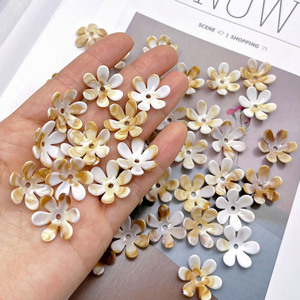 Breloque en acrylique bicolore imitation coquillage, pétale de fleur à six pétales, pour la création de chaînes de téléphone, porte-clés et pendentifs de voiture - Product Image 1