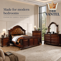Ensemble de meubles de chambre classique pour villa : lit en bois sur mesure, armoire, coiffeuse et chaise pour projets de villas de luxe