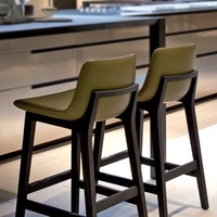 Chaise de bar style américain en bois massif, design industriel vintage, tabouret haut en cuir avec dossier, usage commercial pour cafés et comptoirs de bar