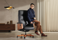 Chaise de bureau de direction en cuir à dossier haut avec accoudoirs en bois décoratifs et base pivotante pour mobilier de bureau de luxe