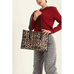 Sac cabas pour femme à imprimé léopard, en microfibre, en cuir synthétique, ouvert en haut, style tendance, toutes saisons - Product Image 1