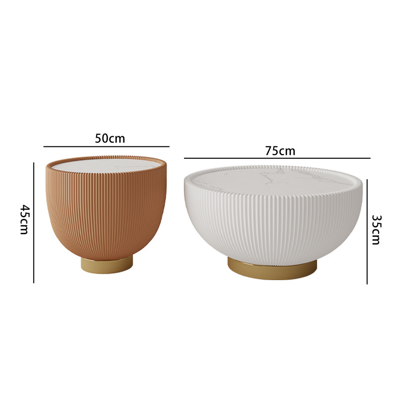 Mesa de té con cuencos grandes y pequeños.