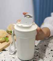 Mug isotherme sportif avec poignée, 16 oz, en acier inoxydable, gobelet de voyage avec sangle de transport et couvercle anti-fuite pour la salle de sport et les voyages
