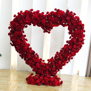 Présentoir floral classique en forme de coeur fleur de fer artificielle rouge décoration de célébration d'événement pour la maison de fond de mariage - Product Image 3