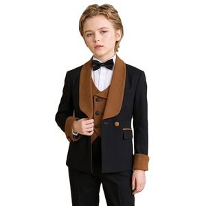 Traje de Tres Piezas Estilo Británico para Hombre, Chaleco, Pantalones y Chaqueta Deportiva Negra con Decoración Marrón para Fiesta de Cumpleaños y Escenario - Product Image 1