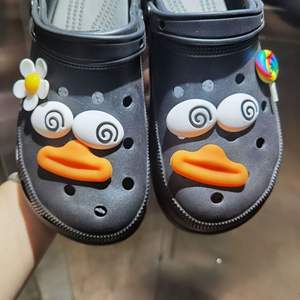 Bonitos zuecos de dibujos animados zapatos encantos pequeño pato extraño cerdo ojos boca nariz expresión divertido agujero zapatos accesorios zapato encantos - Product Image 5