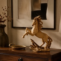 Sculpture de cheval rustique en résine brun doré avec aspect grain de bois et base en forme de branche pour la décoration de salon, bureau ou table.