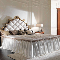 Lit King Size Classique de Luxe avec Tête de Lit Capitonnée Blanche, Décor Doré Sculpté sur Bois, Ensemble de Chambre à Coucher avec Armoire à 6 Portes