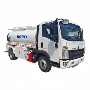 Petit camion-citerne HOWO 4x2 de 6000 L pour le transport de liquides inflammables, de diesel et d'essence - Product Image 1